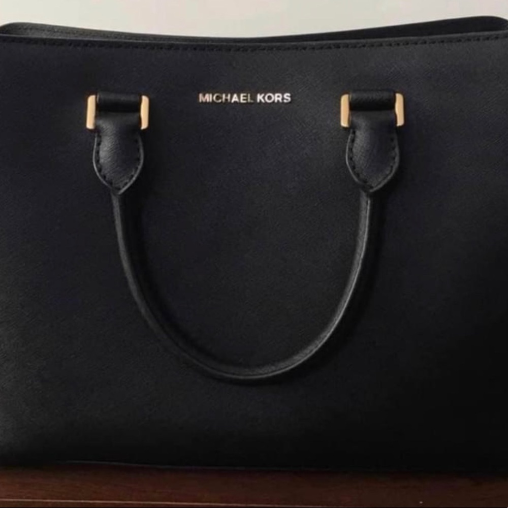 Michael Kors Saffiano Bag with matching wallet